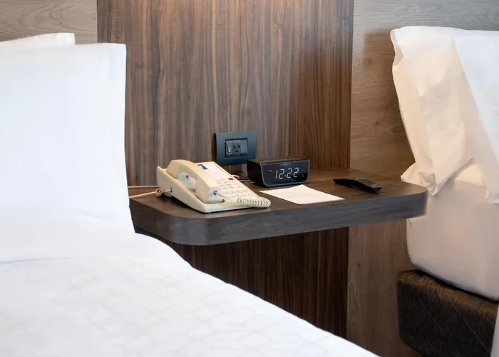 Express Satelite By Ihg